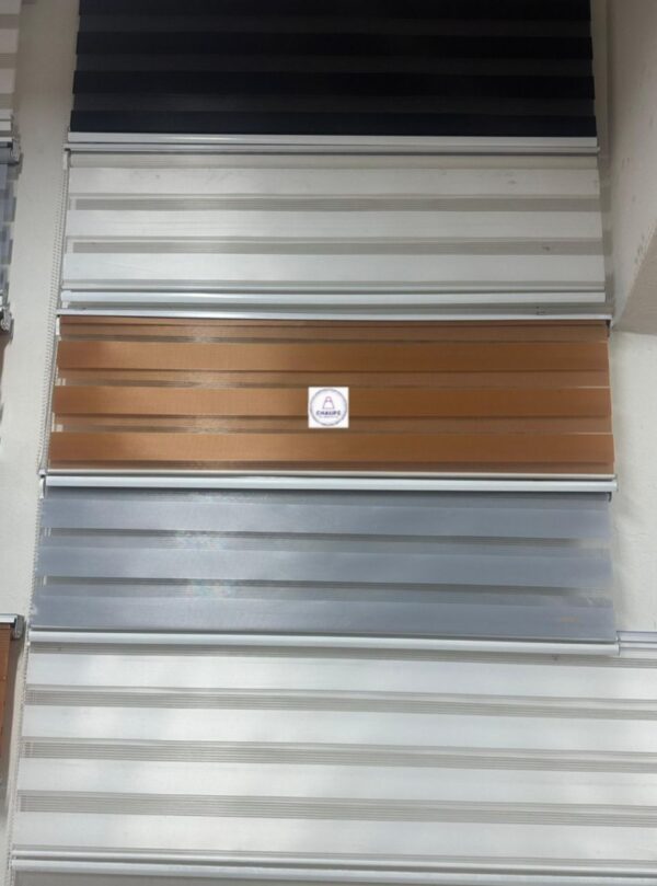1.8 mètre longeur sur 2 mètre hauteur store enrouleur Jour nuit couleur  blanche