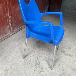 Chaise prratique y’a pleins de couleur choisissez dans la note